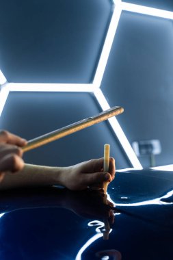 Keskin dokunmatik alet, parlak altıgen LED ışıklar altında acısız çukur onarımı sırasında araba yüzeyini rafine eder. PDR Acısız çukur çıkarmada gelişmiş teknik bitirme işlemi