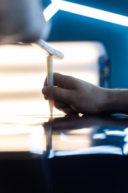 Keskin dokunmatik alet, parlak altıgen LED ışıklar altında acısız çukur onarımı sırasında araba yüzeyini rafine eder. PDR Acısız çukur çıkarmada gelişmiş teknik bitirme işlemi