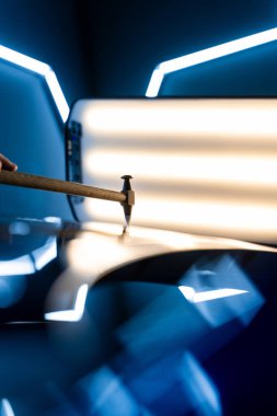 Devrilmiş bir aletle kontrol edilen musluklar dolu tarafından bükülmüş metali yeniden şekillendirir. PDR teknisyeni, çarpma aletini ve çekiç kombinasyonunu dolu izlerini düzeltmek için kullanır. Odaklı vuruşlar boyaya zarar vermeden metali yeniden hizala