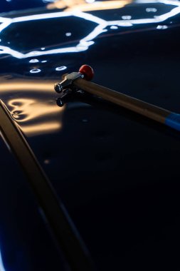 PDR teknisyeni, çarpma aletini ve çekiç kombinasyonunu dolu izlerini düzeltmek için kullanır. Odaklanmış vuruşlar boyaya zarar vermeden metali yeniden hizaladı. Devrilmiş bir aletle kontrol edilen musluklar dolu ile bükülmüş metali yeniden şekillendirir