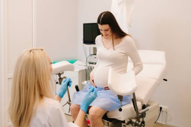 Jinekolog klinikte cinsel yolla bulaşan hastalık için vajina örneği test ediyor. Jinekolog hamile bir hastaya iftira atar.