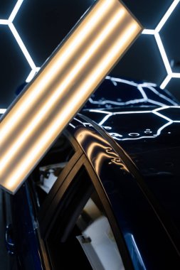 PDR ışıkları, doğru göçüğü tespit etme ve değerlendirme için hasar veriyor. Araç paneli PDR aydınlatmasının altında çoklu göçükler gösteriyor. Kusurları ortaya çıkarmak için acısız göçüklerde kullanılır.