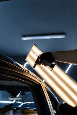 Çukur çıkarmadan önce ısı tabancası yüzeyi ısıtmak için kullanılır. Göçük, araba metalini çekmeden önce kullan at telefonu kullanıyor. Metal, çukur onarımına hazırlanmak için ideal sıcaklıkta ısıtılır.