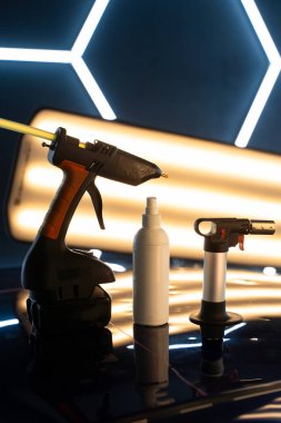 Yüksek güçlü yapıştırıcı tabancası, ısı kaynağı ve PDR temizleme aletleri stüdyo ışıkları altında hassas oto tamirine hazırdır. Yapıştırıcı tabancası, PDR sprey şişesi ve PDR için ısıtma aletleri.