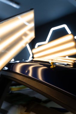 Yüksek yansımalı ışıklandırma kusursuz araba göçüğü temizleme için görüş açısını arttırır. Çürük bir araba yüzeyine uygulanan yapıştırıcı sekmesi hassas bir ağrısız çukur onarım sırasında