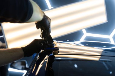 Yapıştırıcı, kavisli bir arka paneli onararak OEM boyasını koruyor. Yapıştırıcı, arka çamurluğu tamir edip boyayı muhafaza ediyor. Hassas yapıştırıcı sekmeleri araba gövdesini sorunsuzca kaldırır