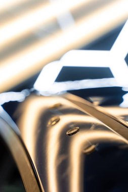 Yapıştırıcı, arka çamurluğu tamir edip boyayı muhafaza ediyor. Hassas yapıştırıcı tutkalı araba gövdesini sorunsuzca kaldırır. Yapıştırıcı, OEM boyasını korumak için eğri bir arka paneli onarır.