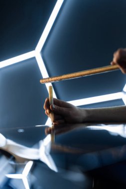 Keskin dokunmatik alet, parlak altıgen LED ışıklar altında acısız çukur onarımı sırasında araba yüzeyini rafine eder. PDR Acısız çukur çıkarmada gelişmiş teknik bitirme işlemi.