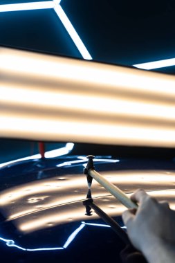 Devrilmiş bir aletle kontrol edilen musluklar dolu tarafından bükülmüş metali yeniden şekillendirir. PDR teknisyeni, çarpma aletini ve çekiç kombinasyonunu dolu izlerini düzeltmek için kullanır. Odaklı vuruşlar boyaya zarar vermeden metali yeniden hizala