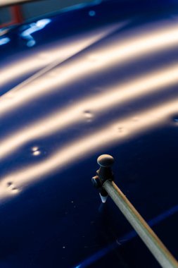 Devrilmiş bir aletle kontrol edilen musluklar dolu tarafından bükülmüş metali yeniden şekillendirir. PDR teknisyeni, çarpma aletini ve çekiç kombinasyonunu dolu izlerini düzeltmek için kullanır. Odaklı vuruşlar boyaya zarar vermeden metali yeniden hizala