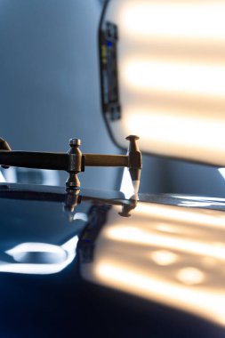 Devrilmiş bir aletle kontrol edilen musluklar dolu tarafından bükülmüş metali yeniden şekillendirir. PDR teknisyeni, çarpma aletini ve çekiç kombinasyonunu dolu izlerini düzeltmek için kullanır. Odaklı vuruşlar boyaya zarar vermeden metali yeniden hizala