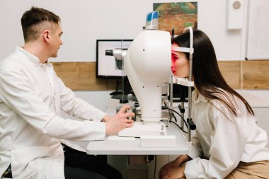 Göz sağlığı, düzeltme ve tedavi için kırmızı ışık alan korneal topografi göz testi. Doktor, astigmatizm ya da keratoconus gibi görme sorunlarını tespit etmek için gelişmiş görüntüleme kullanarak kornea incelemesi yapar.