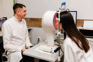 Göz sağlığı, düzeltme ve tedavi için kırmızı ışık alan korneal topografi göz testi. Doktor, astigmatizm ya da keratoconus gibi görme sorunlarını tespit etmek için gelişmiş görüntüleme kullanarak kornea incelemesi yapar.