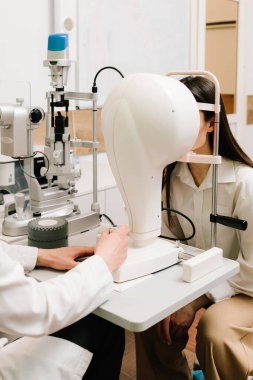 Göz sağlığı, düzeltme ve tedavi için kırmızı ışık alan korneal topografi göz testi. Doktor, astigmatizm ya da keratoconus gibi görme sorunlarını tespit etmek için gelişmiş görüntüleme kullanarak kornea incelemesi yapar.