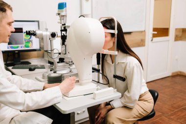 Göz sağlığı, düzeltme ve tedavi için kırmızı ışık alan korneal topografi göz testi. Doktor, astigmatizm ya da keratoconus gibi görme sorunlarını tespit etmek için gelişmiş görüntüleme kullanarak kornea incelemesi yapar.