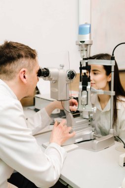 Kesik lambadan çıkan ışık, inceleme gözleri ve kızın korneası için. Göz farı ve kornea teşhisi, göz hekimliği kliniğinde.