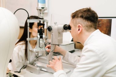 Kesik lambadan çıkan ışık, inceleme gözleri ve kızın korneası için. Göz farı ve kornea teşhisi, göz hekimliği kliniğinde.