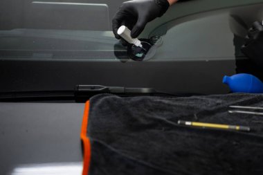 Ön cama reçine enjeksiyonu. Ön cam reçinesi enjeksiyonu çatlakları kapatır ve yayılmayı önler. Ultraviyole reçine çatlakları doldurur ve kristal berraklığında iyileşir.