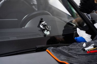 Ön cam tamir köprüsü, reçine aplikatörlerini çatlağın üzerinde güvenli bir şekilde tutuyor. Hasarlı ön cama reçine enjekte etmek için köprü aracı. Doğru uygulama dayanıklılığı ve görünüşü artırır