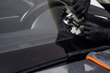 Reçine çipin içine sıkıştırılırken köprü, enjektörü sabitler. Aspirasyon montajı iyileşme sürecinde sabit basınç uygular. Sabit reçine enjeksiyonu için el bilgisayarı ön cam çatlağı onarımı