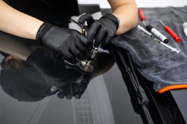 Reçine çipin içine sıkıştırılırken köprü, enjektörü sabitler. Aspirasyon montajı iyileşme sürecinde sabit basınç uygular. Sabit reçine enjeksiyonu için el bilgisayarı ön cam çatlağı onarımı