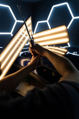 Araç gövdesindeki yüzeysel kusurları gidermek için özel aletler. Arabanın çatısında sürgülü çekiçle acısız bir çukur onarımı. Yapıştırıcı çekici ve yansıtma panosu kullanarak PDR araba göçüğü temizleme