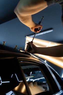 Araç gövdesindeki yüzeysel kusurları gidermek için özel aletler. Arabanın çatısında sürgülü çekiçle acısız bir çukur onarımı. Yapıştırıcı çekici ve yansıtma panosu kullanarak PDR araba göçüğü temizleme