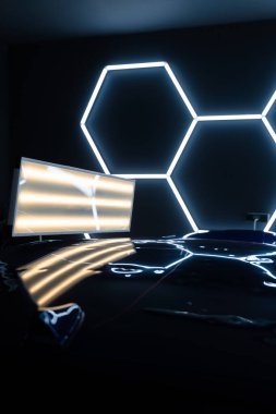 Araç panelindeki yansımalar küçük göçükler ve yüzeysel kusurlar gösteriyor. Teknisyen doğru onarımı sağlamak için çarpıtmalar kullanır. Saptırılmış hatlar düzgün tamir için çukurları bulmamıza yardımcı olur.