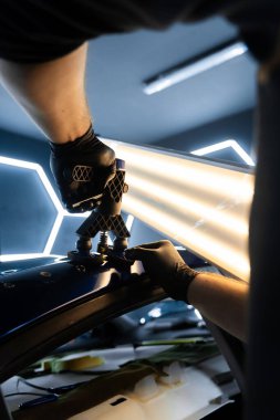 Yapıştırıcı, arka çamurluğu tamir edip boyayı muhafaza ediyor. Hassas yapıştırıcı tutkalı araba gövdesini sorunsuzca kaldırır. Yapıştırıcı, OEM boyasını korumak için eğri bir arka paneli onarır.