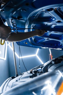 Kaput altında çalışan teknisyen PDR hassas Painless Dent Tamir ve yapısal onarım özel el aletleri kullanarak