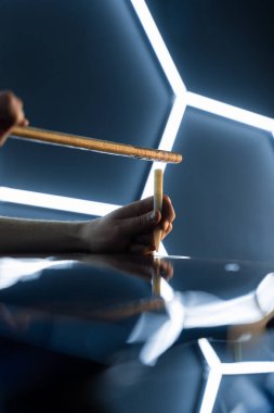 PDR gelişmiş tekniği acısız çukur temizleme onarımı tamamlanır. Kesinlik tıkırdatma aracı parlak altıgen LED ışıklar altında ağrısız çukur onarım sırasında araba yüzeyini rafine eder