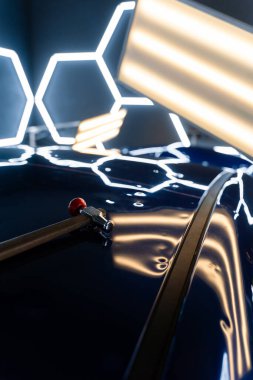 Devrilmiş bir aletle kontrol edilen musluklar dolu tarafından bükülmüş metali yeniden şekillendirir. PDR teknisyeni, çarpma aletini ve çekiç kombinasyonunu dolu izlerini düzeltmek için kullanır. Odaklı vuruşlar boyaya zarar vermeden metali yeniden hizala