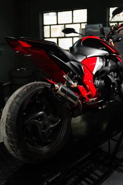 Uygun motor yağını sağlamak için kırmızı bir motorda hassas yağ doldurma operasyonu. Motosiklet yağı doldur. Yüksek performans ve motor ömrünü uzatmak için motor yağını spor motosikletine yerleştirmek