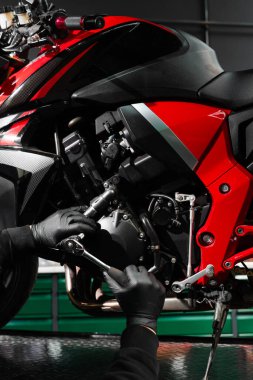 Mandal anahtarlı motorsiklet krank denetimi performans verimliliğini sağlar. Tamirci tam bakım denetimi sırasında motorsiklet krank üzerinde çalışıyor.