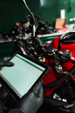 Motosiklet sistem taraması, motor, elektrik ve sensör modüllerinde arıza var mı diye tarama. Güvenilirliği sağlamak için. Mekanik sistem tanılarını tablet yoluyla gerçekleştiriyor