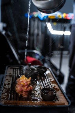 Kung fu çay seremonisi sırasında canlı bir ejderha çayına sıcak su dökülür. Su, Kung Fu çay setinde ejderha şeklinde bir çay heykeline akıyor.