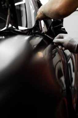 Kenarları budamak temiz bitirmeye yardımcı olur. Vinil kenar kesim merkezi. Hassas kesicilerle ambalaj uygulamak vinil şeklini alır. Temiz kesikler estetiği güçlendirir ve soyulmayı engeller