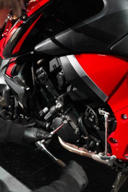 Mandal anahtarlı motorsiklet krank denetimi performans verimliliğini sağlar. Tamirci tam bakım denetimi sırasında motorsiklet krank üzerinde çalışıyor.