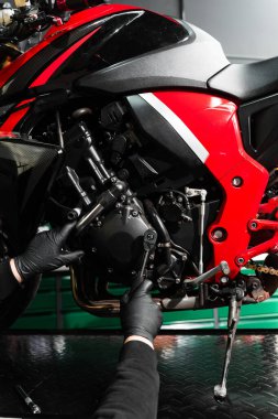 Mandal anahtarlı motorsiklet krank denetimi performans verimliliğini sağlar. Tamirci tam bakım denetimi sırasında motorsiklet krank üzerinde çalışıyor.