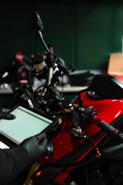Motosiklet sistem taraması, motor, elektrik ve sensör modüllerinde arıza var mı diye tarama. Güvenilirliği sağlamak için. Mekanik sistem tanılarını tablet yoluyla gerçekleştiriyor