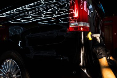 Döner cilalama ve sert köpük pedlerle yapılan agresif boya düzeltmeleri siyah boyada derin girdap ve oksitlenmeyi ortadan kaldırıyor. Detaylayıcı döndürme makinesi ile kesme aşaması cilalama gerçekleştirir