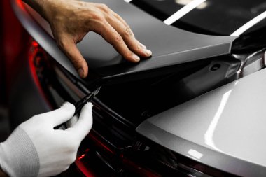 Vinil Uygulaması Detaylandırılıyor. Vinil film, boşluklar ve yırtıklar olmadan keskin bir bıçakla kesilir. Mükemmel uyum ve temiz görsel sonuçlar için el yapımı vinil kesici.