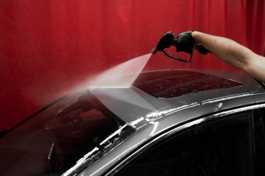 Basınçlı hortumla yapılan detaylı temizlik arabada köpük ya da kir bırakmaz. Sabunlu su, temiz kaplamayı ortaya çıkarmak için jetin makinesiyle havaya uçar. Köpük Uygulamasından Sonra Arabaya Basınç Durulama