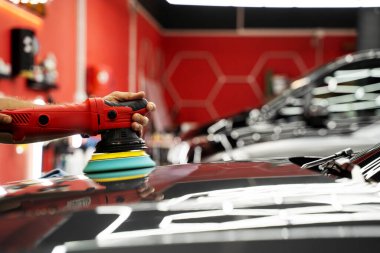 Cilalamak, araç boyasını parlak ve pürüzsüz bir şekilde canlandırır. Araba boyası düzeltme ve cilalama. Parlatma makinesi kusursuz bir yüzey için boya girdaplarını ve oksitlemeyi ustalıkla ortadan kaldırır