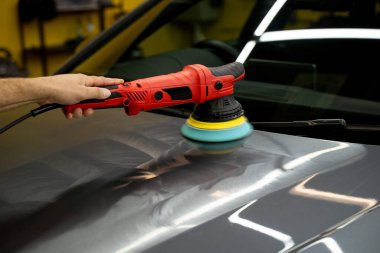 Cilalamak, araç boyasını parlak ve pürüzsüz bir şekilde canlandırır. Araba boyası düzeltme ve cilalama. Parlatma makinesi kusursuz bir yüzey için boya girdaplarını ve oksitlemeyi ustalıkla ortadan kaldırır