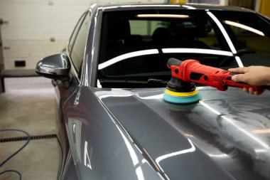 Cilalamak, araç boyasını parlak ve pürüzsüz bir şekilde canlandırır. Araba boyası düzeltme ve cilalama. Parlatma makinesi kusursuz bir yüzey için boya girdaplarını ve oksitlemeyi ustalıkla ortadan kaldırır