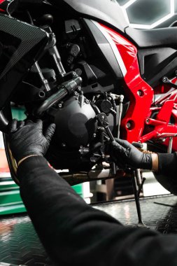 Mandal anahtarlı motorsiklet krank denetimi performans verimliliğini sağlar. Tamirci tam bakım denetimi sırasında motorsiklet krank üzerinde çalışıyor.