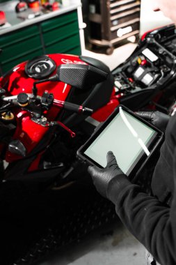 Motosiklet sistem taraması, motor, elektrik ve sensör modüllerinde arıza var mı diye tarama. Güvenilirliği sağlamak için. Mekanik sistem tanılarını tablet yoluyla gerçekleştiriyor