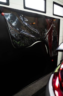 Vinil ambalaj elle kesilir. Filmin üzerindeki şablon kullanılarak kesin bir şekilde kopyalanır. Vinil film, üzerine yerleştirilen şablon kullanılarak kırpılır. Elle Plak Kesme Fiziksel Şablon Kullanma