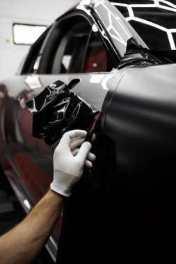 Kenarları budamak temiz bitirmeye yardımcı olur. Vinil kenar kesim merkezi. Hassas kesicilerle ambalaj uygulamak vinil şeklini alır. Temiz kesikler estetiği güçlendirir ve soyulmayı engeller